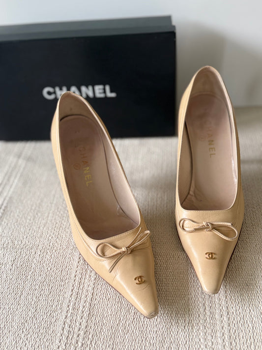 Vintage Chanel Pointed Toe Heels – Beige Leather, Size 40