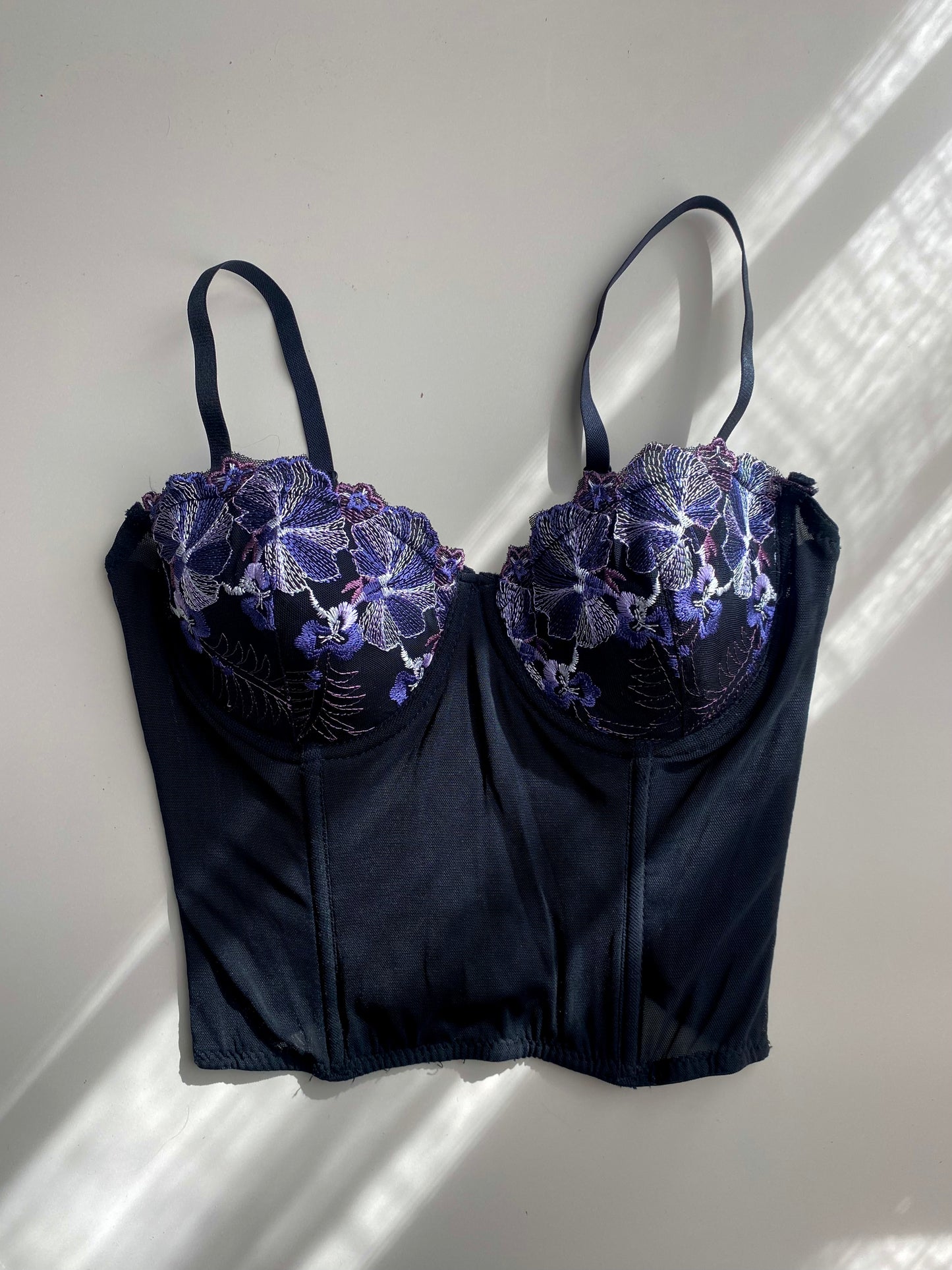 Corset Top mit Flieder Stickereien 75B