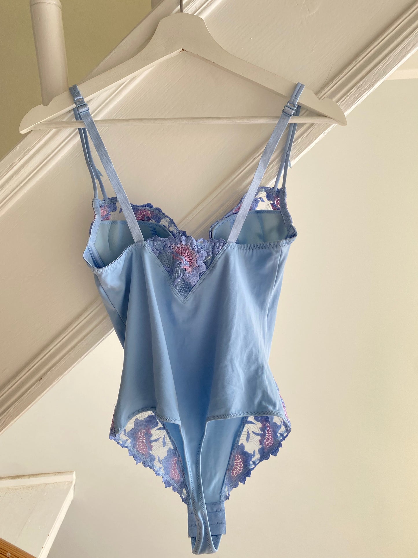 Vintage Pastell Body mit floraler Stickerei 75C