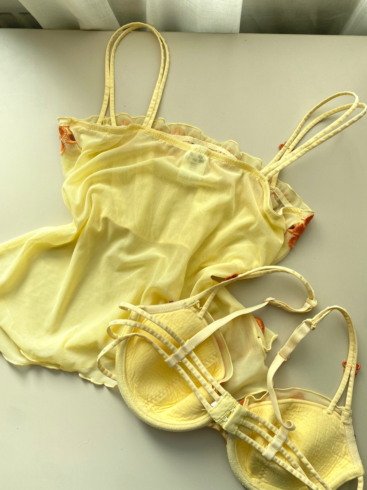 Vintage Hemdchen mit passendem BH und Blumen