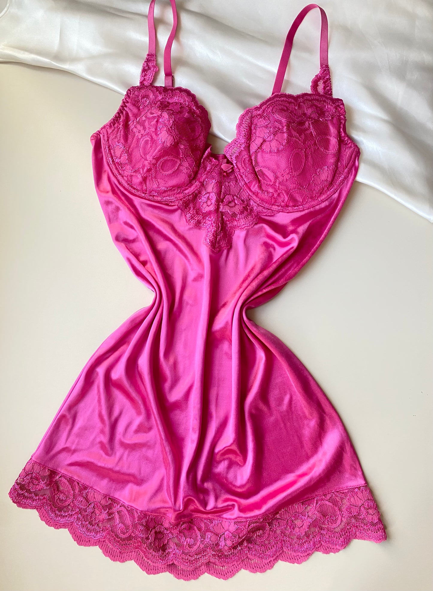 Pinkes Satin Kleidchen