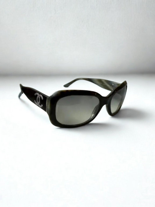 Side view of Chanel 5102 C.653/11 sunglasses showcasing black, grey, and beige patterned frame