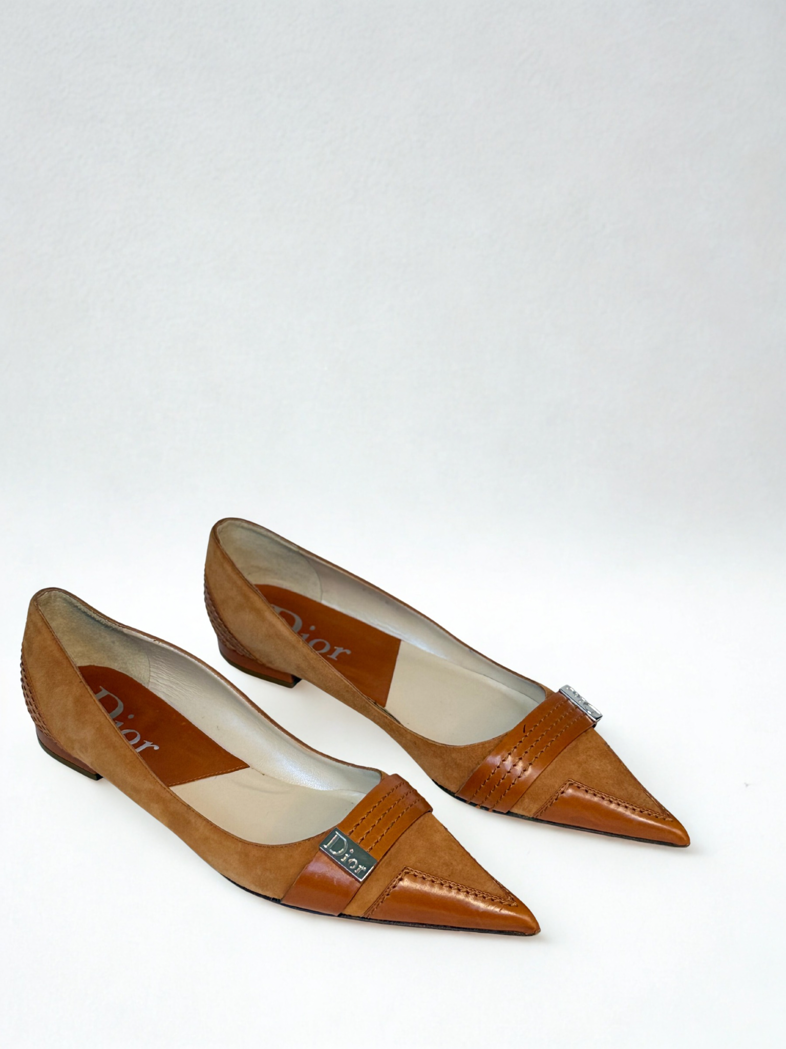 Christian Dior suede ballerinas in cognac brown – vintage flats with silver logo hardware size 40.