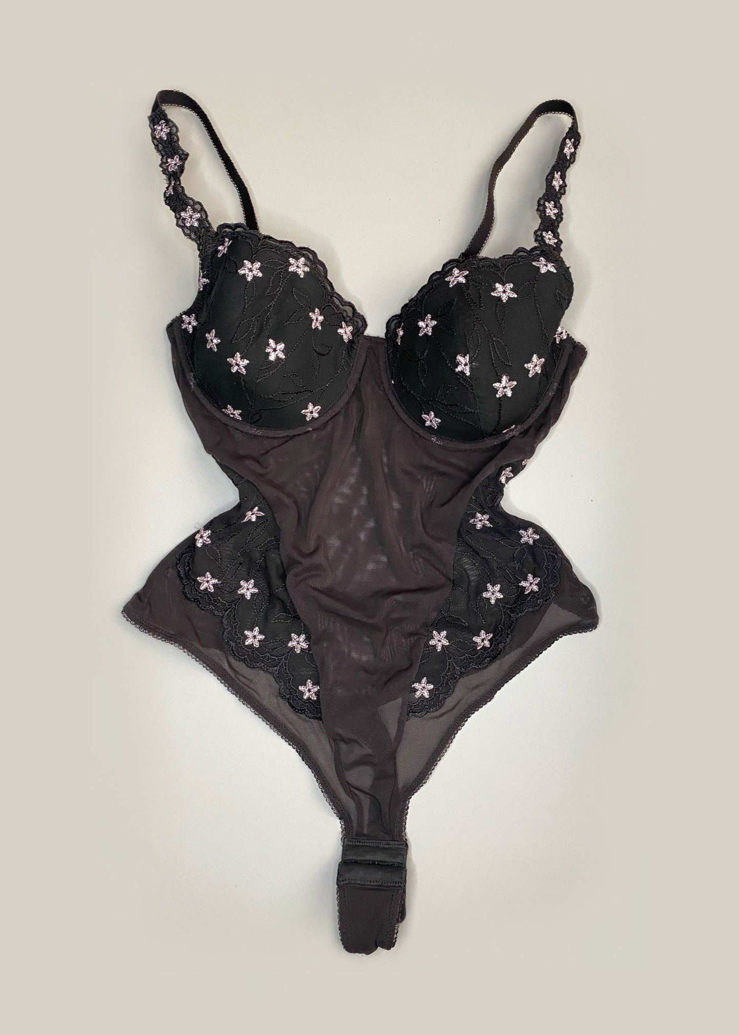 Brauner String Body mit Stickerei (70-80 B)