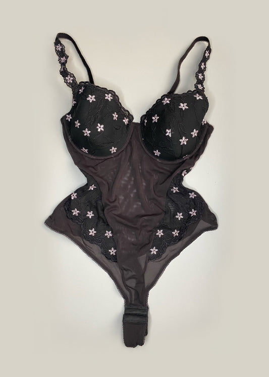 Brauner String Body mit Stickerei (70-80 B)