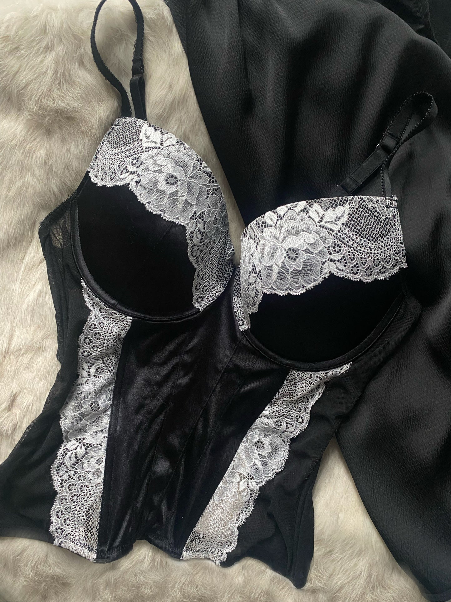 Vintage Korsett schwarz mit weißer Spitze 75E