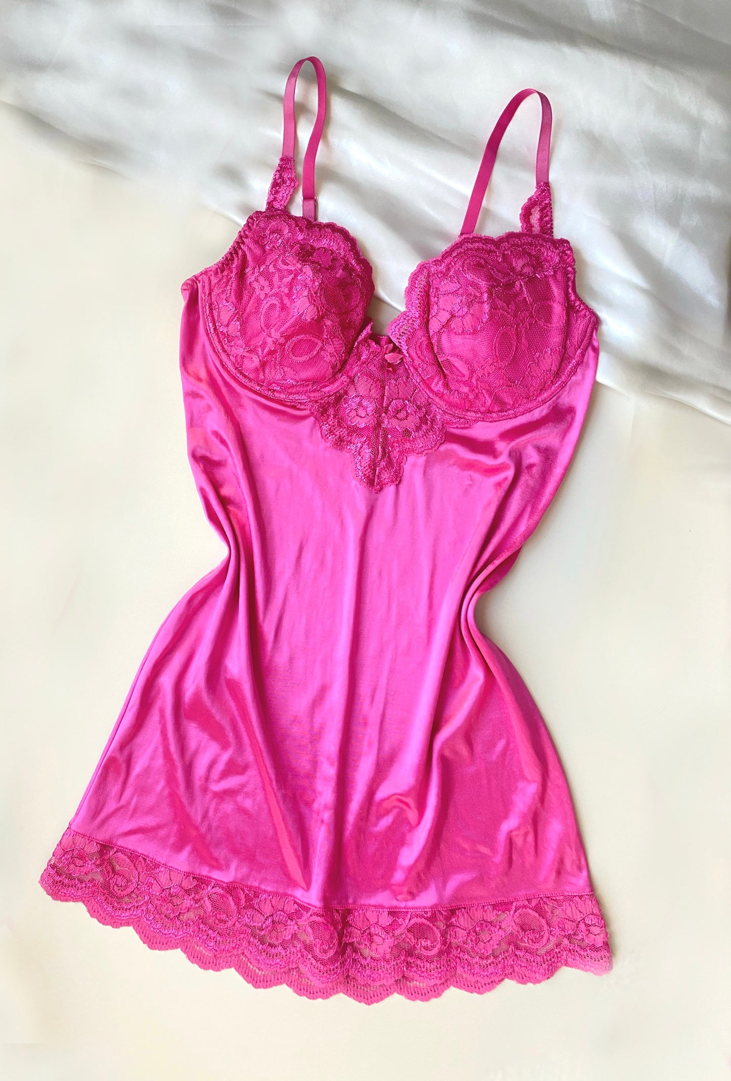 Pinkes Satin Kleidchen