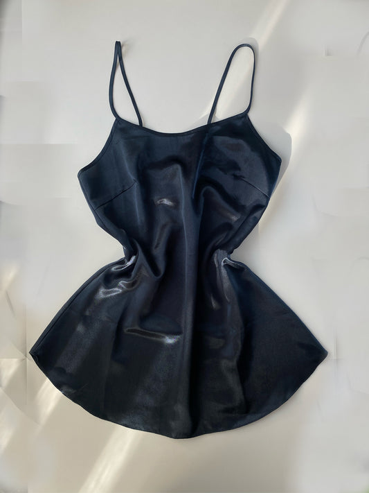 Schwarzes Satin Negligee mit schönen Rückendetails M-L