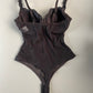 Brauner String Body mit Stickerei (70-80 B)