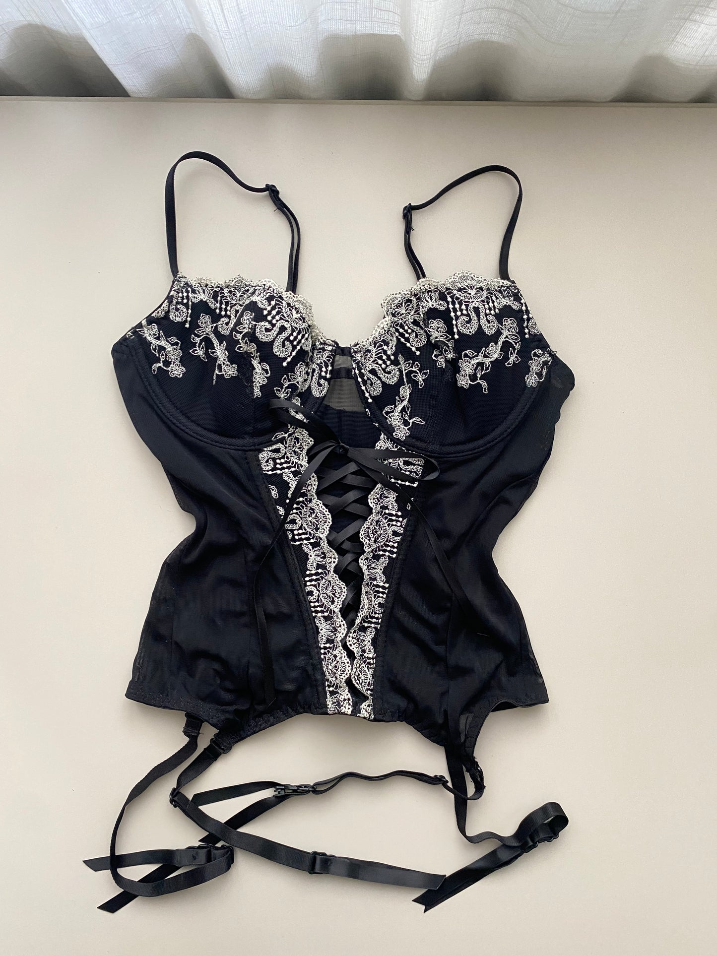 Schwarzes Korsett weiße Details 75A