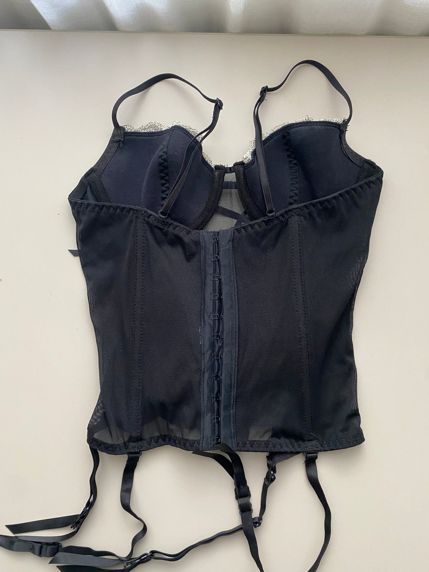 Schwarzes Korsett weiße Details 75A