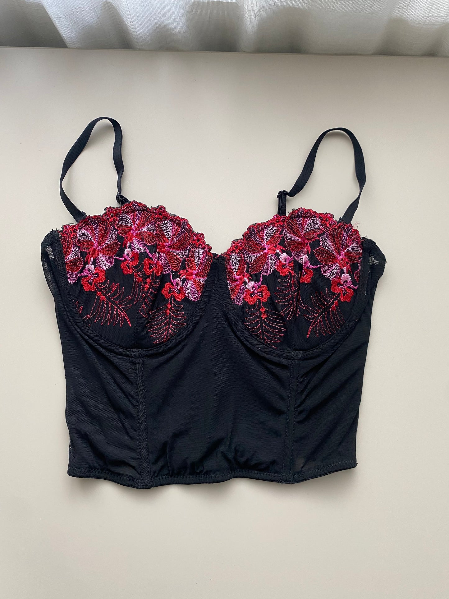 Kurzes Corset Top mit bunten Stickereien 80C