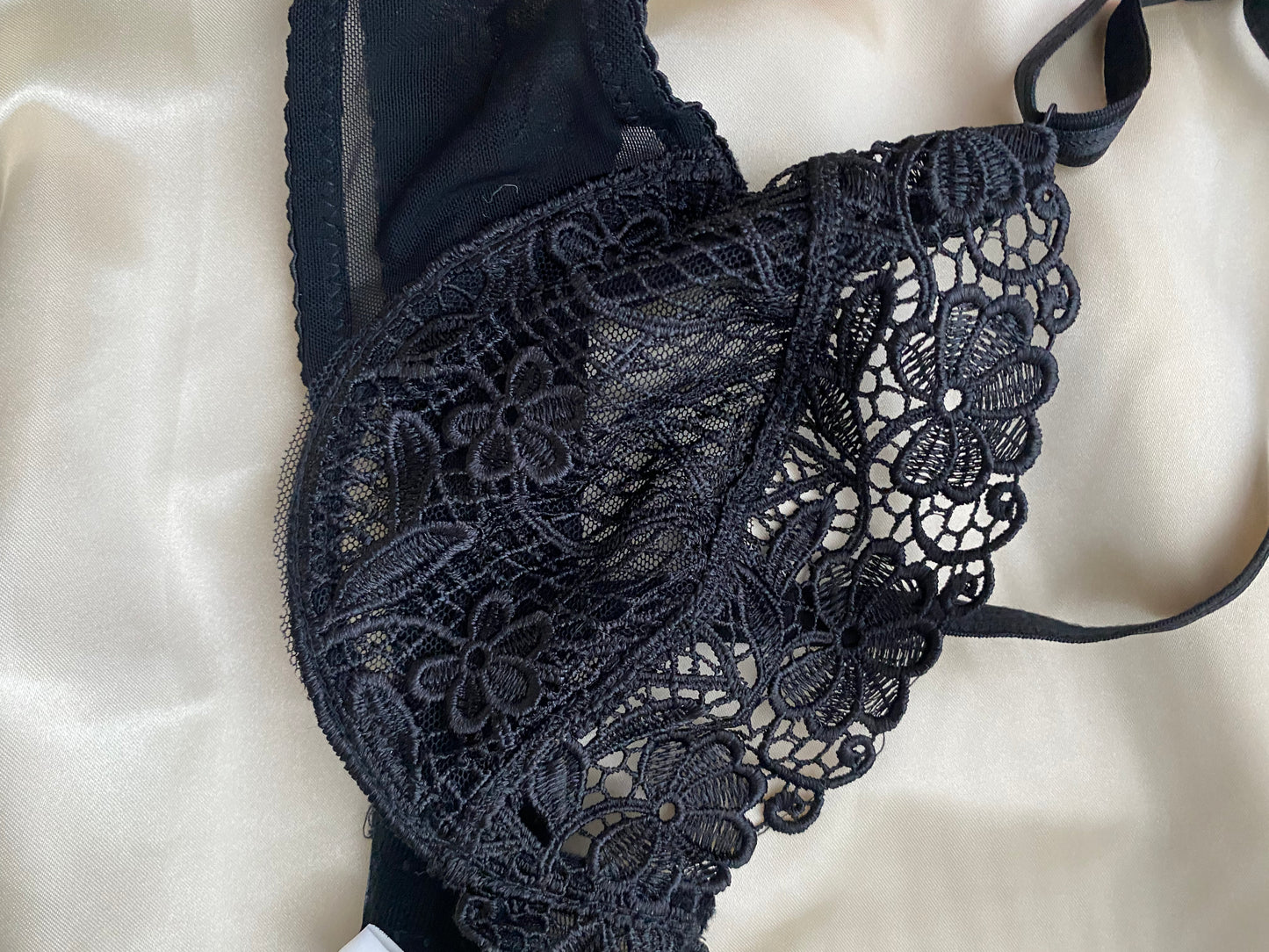 Neues BH-Set Schwarz mit String 85B