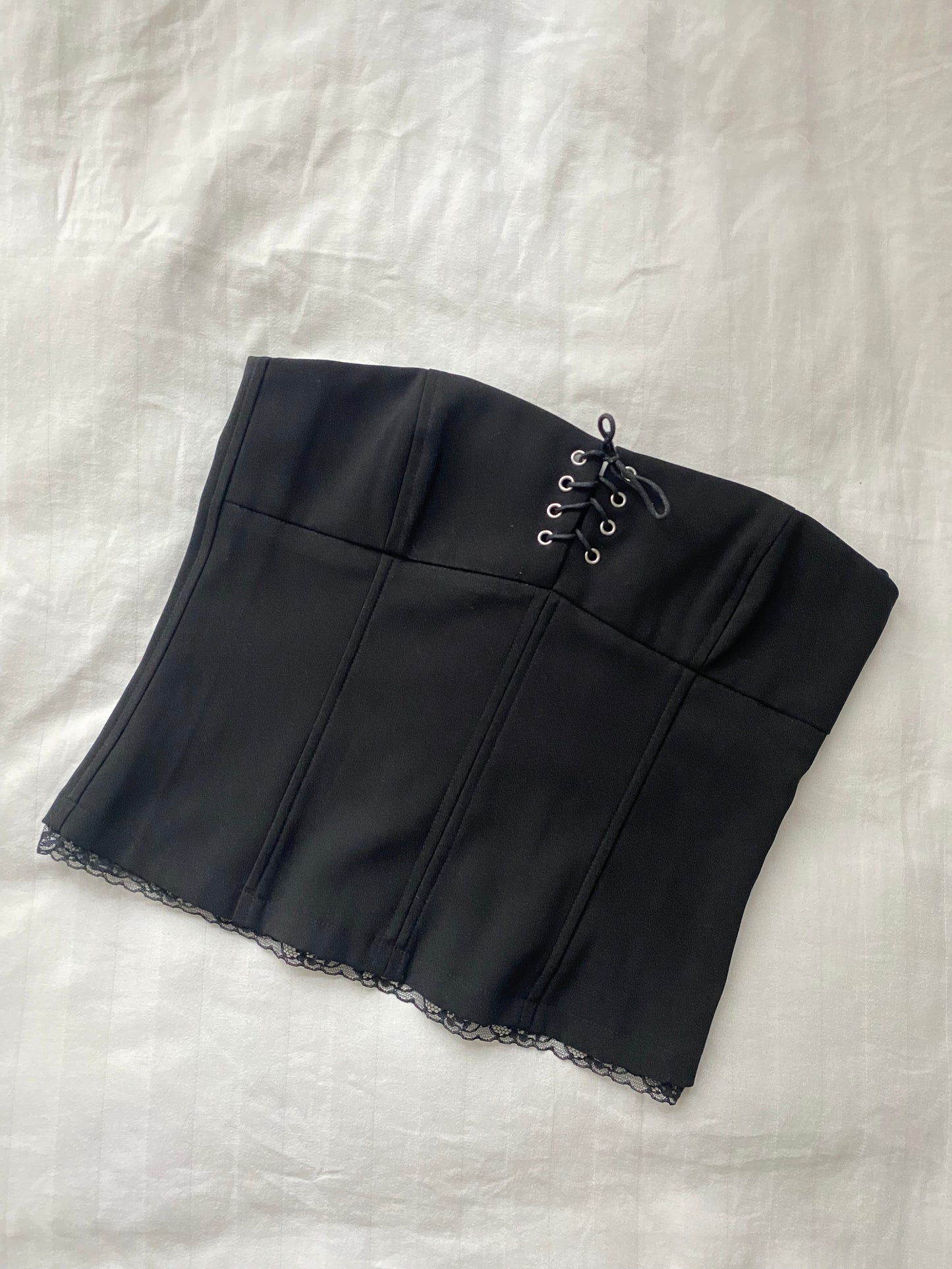 Schwarzes Korsett mit Schnür Details Trägerlos