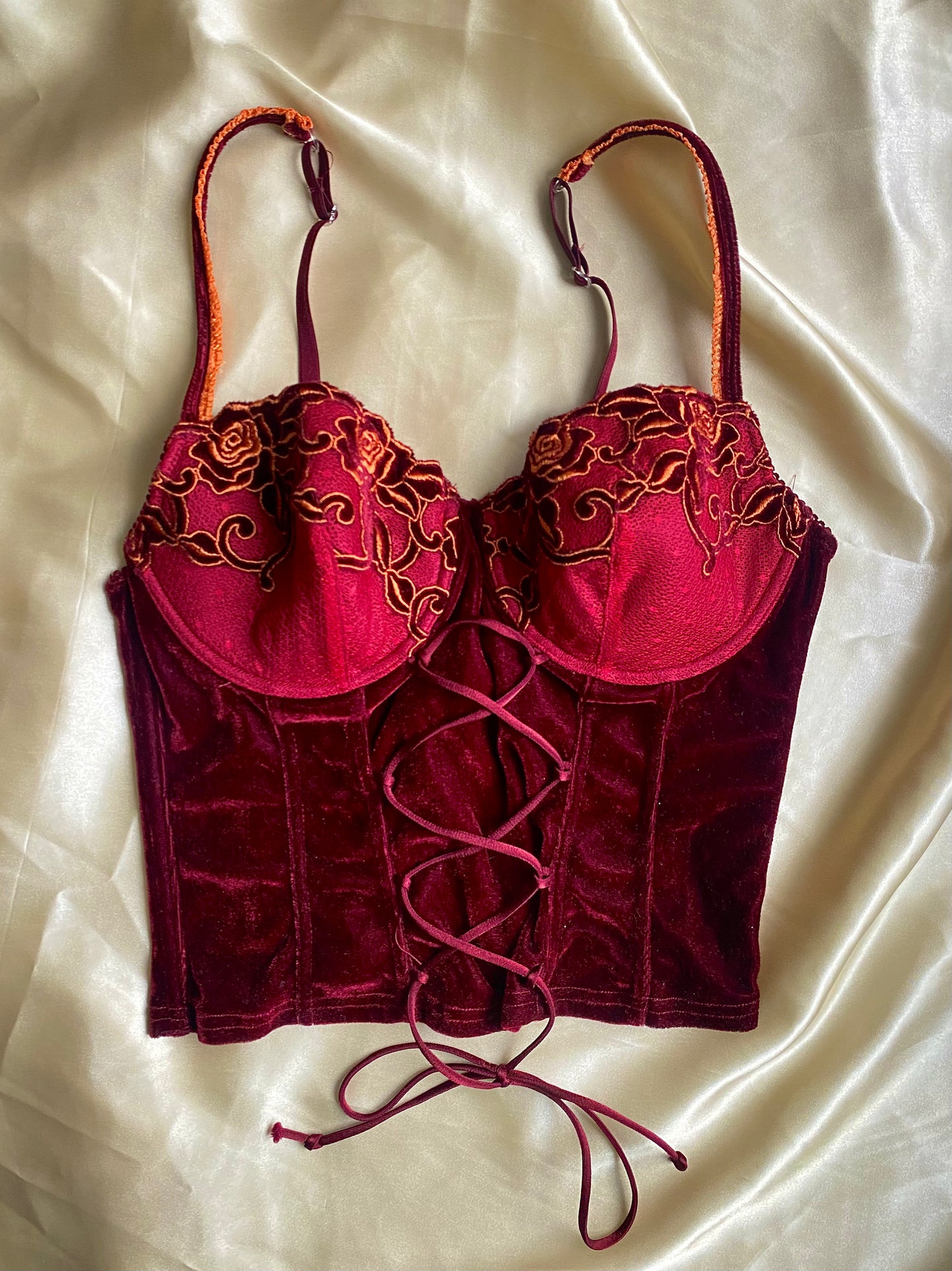 Rotes Samt Korsett mit Stickereien (80B)