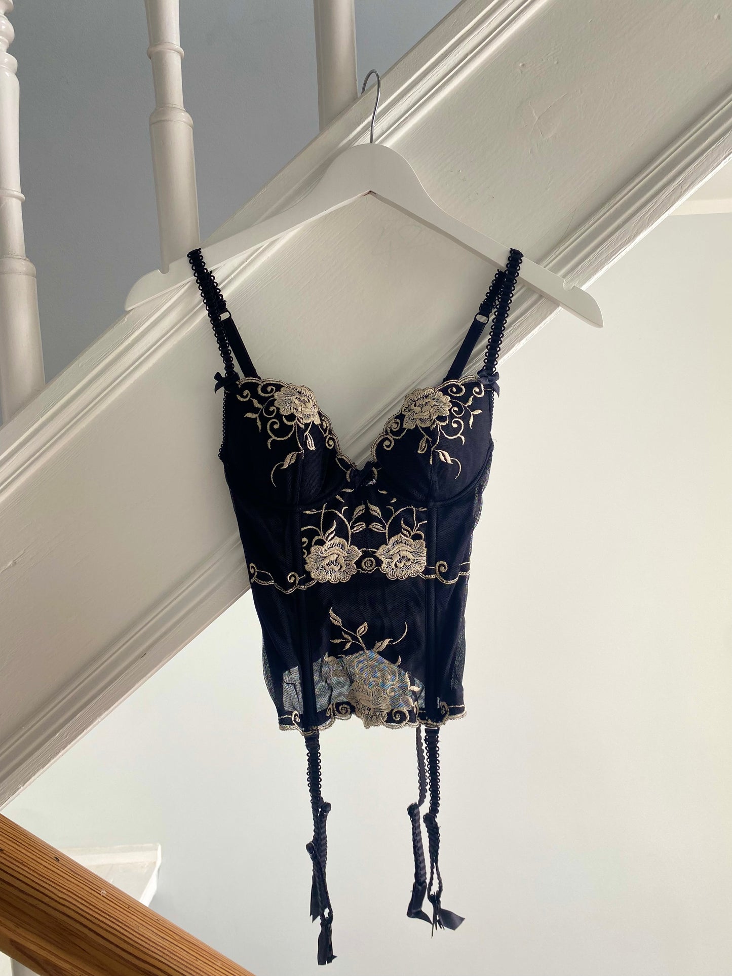 Vintage Korsett schwarz mit weißer Stickerei (70 A-B)