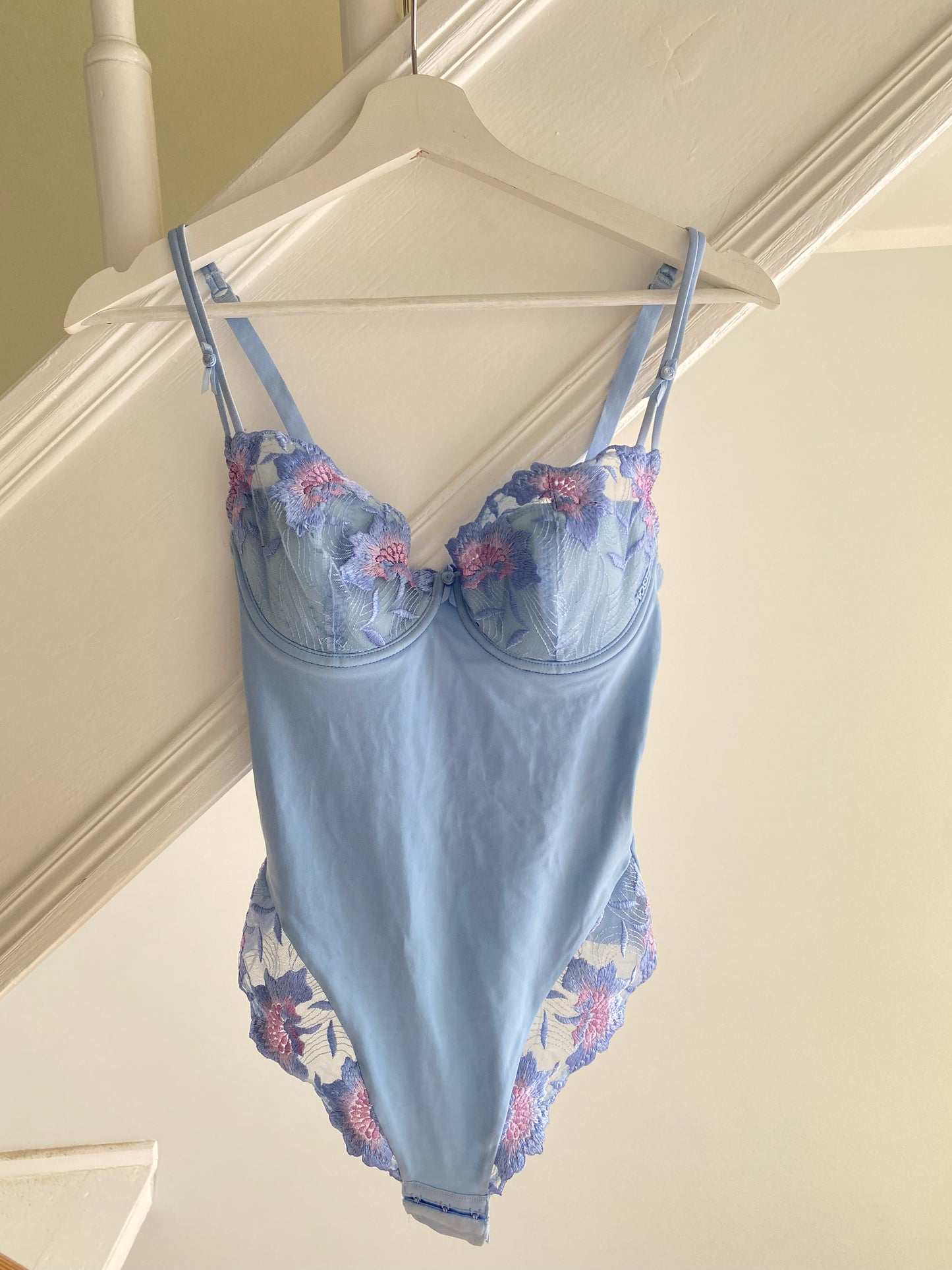 Vintage Pastell Body mit floraler Stickerei 75C