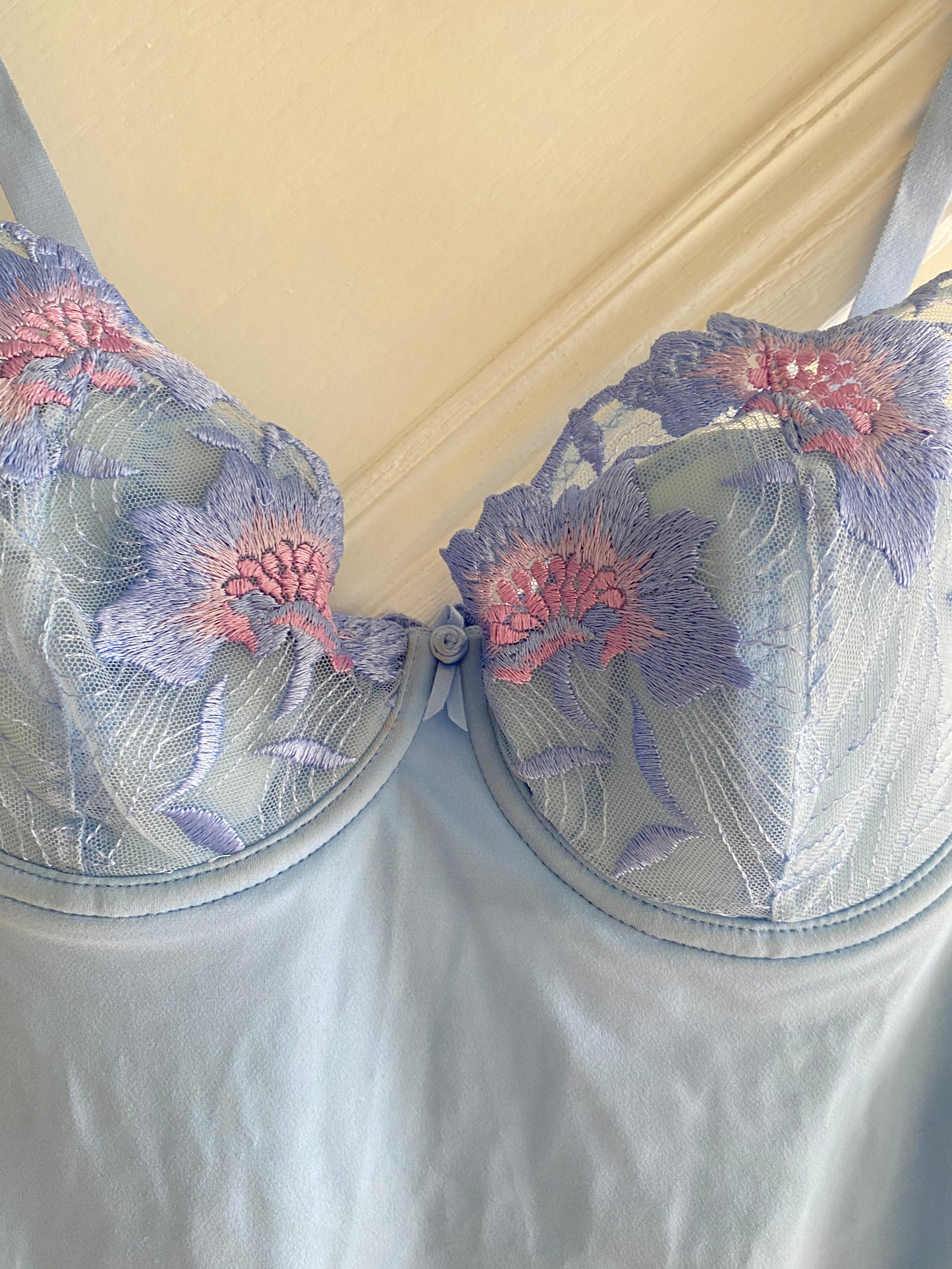 Vintage Pastell Body mit floraler Stickerei 75C