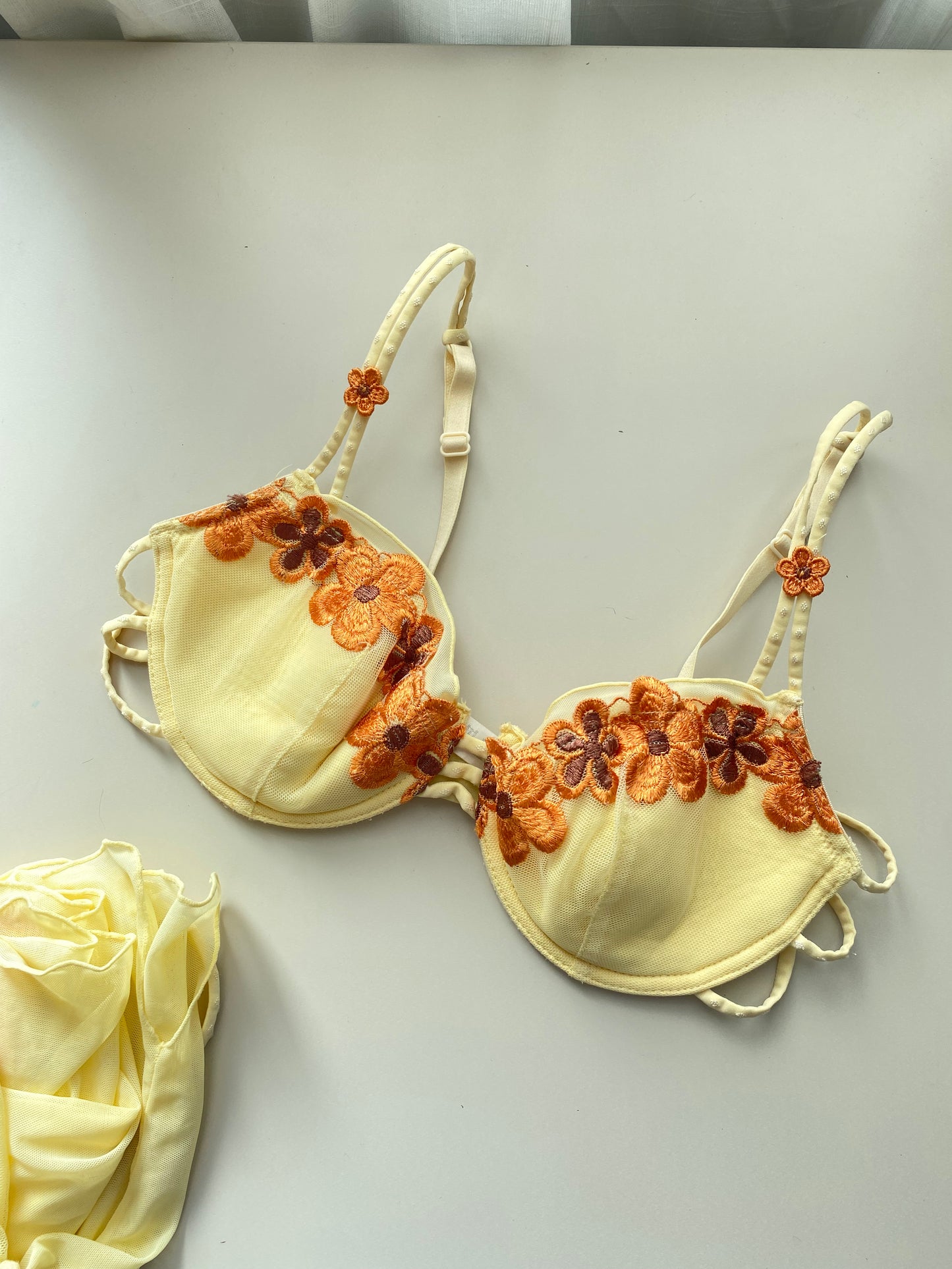 Vintage Hemdchen mit passendem BH und Blumen