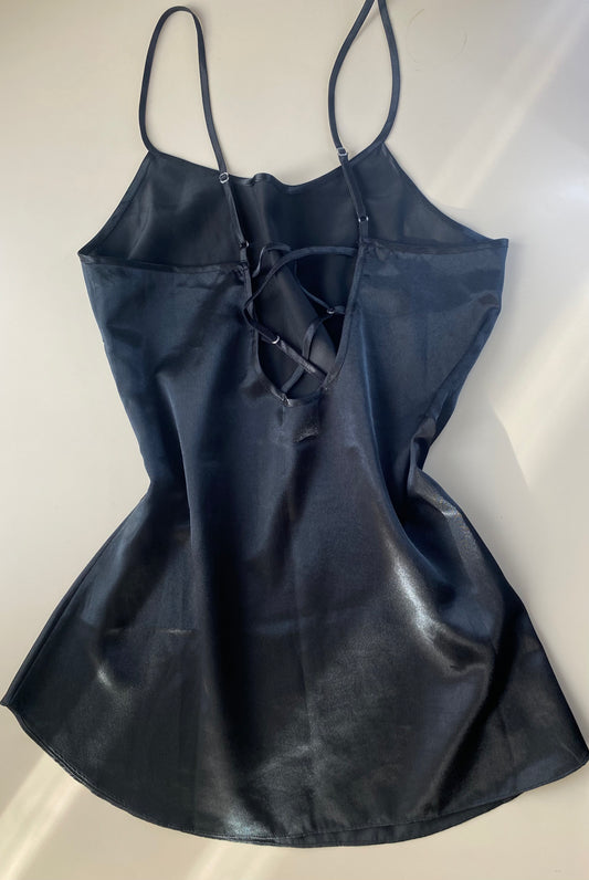 Schwarzes Satin Negligee mit schönen Rückendetails M-L