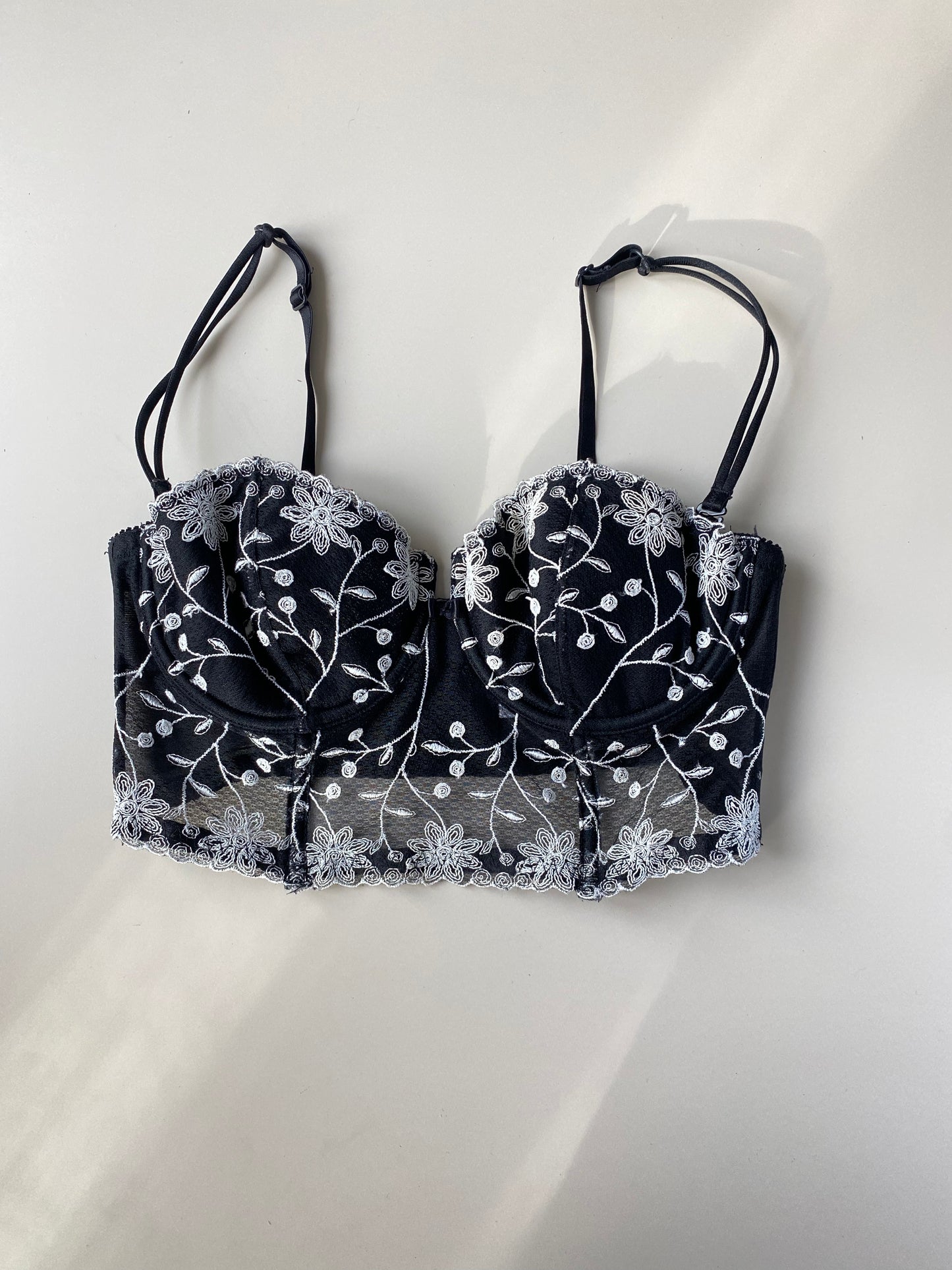 kurzes Vintage Korsett mit weißer Blumen Stickerei 75B