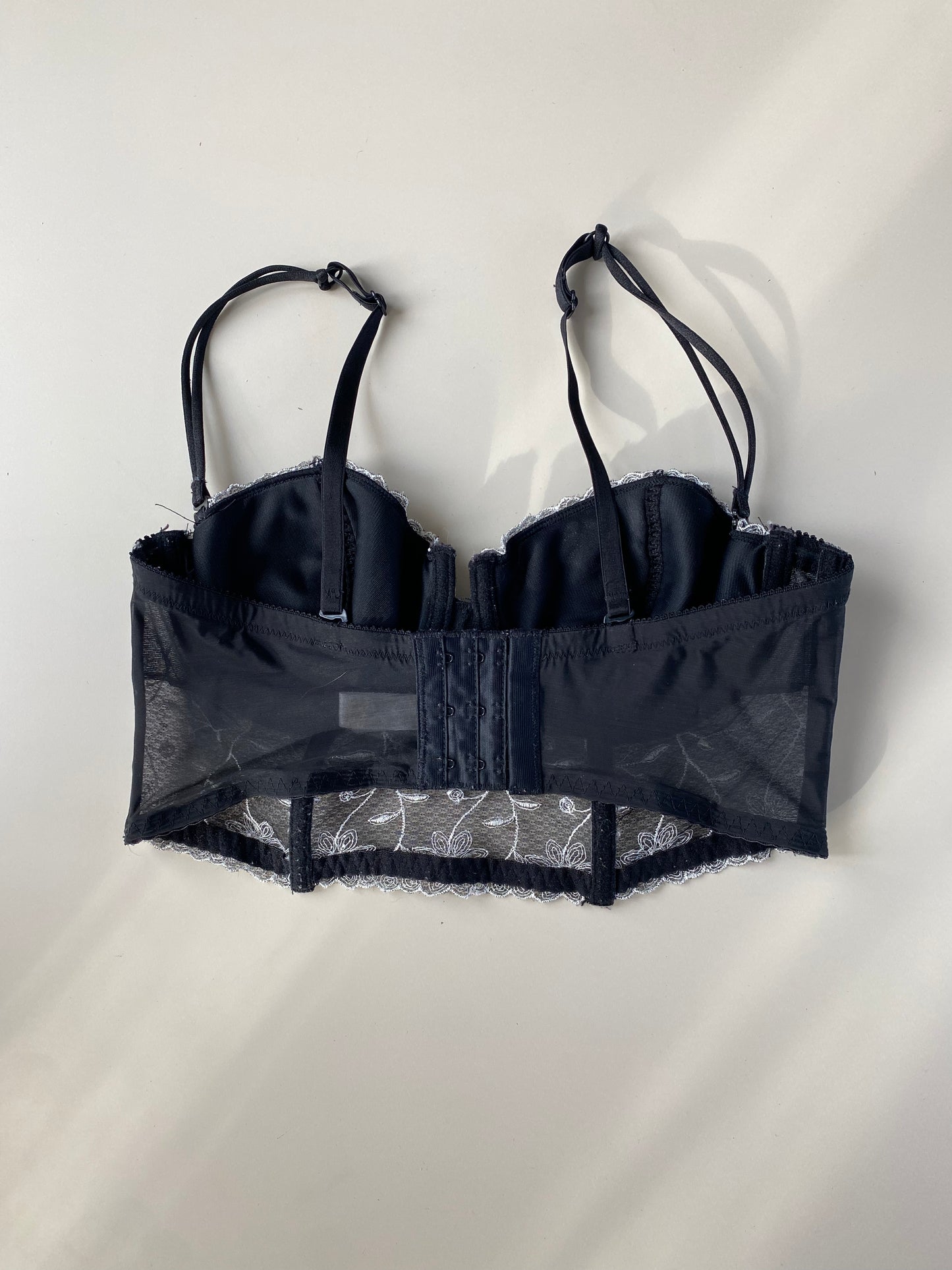 kurzes Vintage Korsett mit weißer Blumen Stickerei 75B